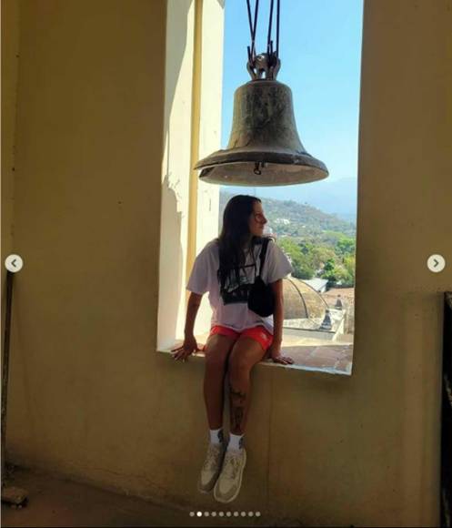 Camila Troglio posó junto a la campana de la iglesia de Comayagua que visitó con sus hermanas.