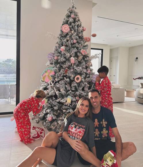 Sergio Busquets - El mediocampista del Inter Miami y su esposa Elena Galera pasaron la Navidad en familia.