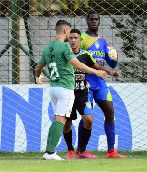 Secuencia de la agresión. El defensa Jeancarlo Rivera, del Real de Minas, le propinó esta patada al argentino Esteban Espíndola del Marathón.