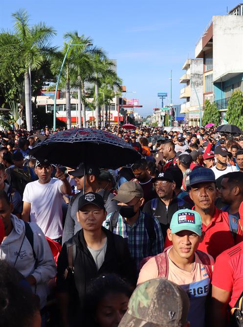 Miles de migrantes caminan en caravana hoy, en la ciudad de Tapachula, estado de Chiapas (México).