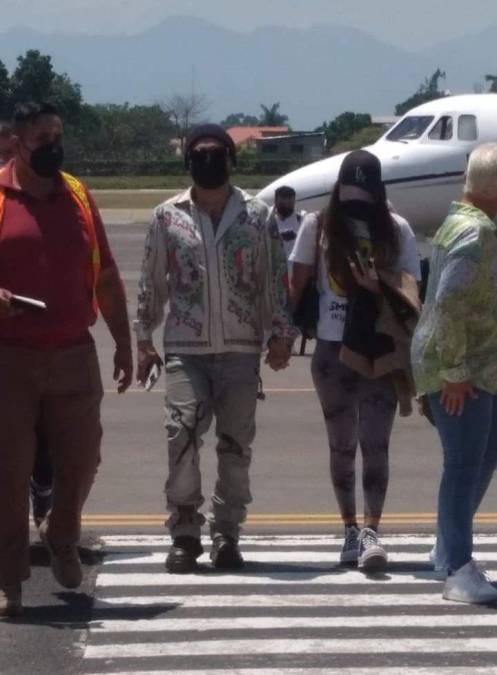 Nodal y Mariana arribaron a San Pedro Sula tomados de la mano, sin embargo, en ese entonces aún no se revelaba la identidad de la nueva conquista del cantautor mexicano. Foto: Cortesía. 