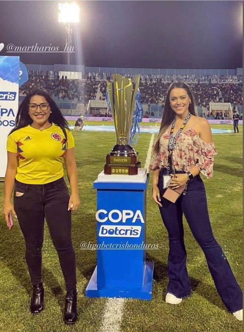 Las hermsas presentadoras del programa ‘Las Dueñas del Balón‘ de TSI, Martha Ríos y Erika Williams, posando con la Copa.