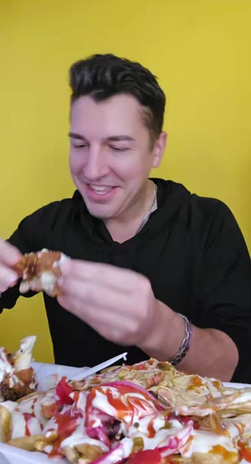 Otra de las preguntas de los curiosos internautas fue que dónde labora el galán de Milagro, lo cual ella replicó diciendo que “no trabaja, yo lo voy a mantener”, mientras continuaban las risas de ambos. 