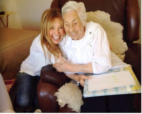 Thalía se reencuentra con su abuela