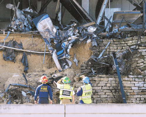 Estrella avioneta en un edificio federal de Texas