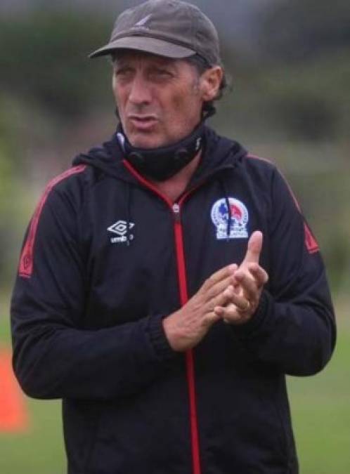 Pedro Troglio: El entrenador argentino reveló su deseo de seguir en Olimpia y negó tener un acuerdo verbal con Saprissa: 'Yo tengo una palabra con el presidente Rafael Villeda y con Osman Madrid, me han dicho que nos vamos a juntar en estos días, ellos tienen la intención que me quede y yo tengo la intención de escuchar y quedarme, creo que no habrá ningún inconveniente', señaló en entrevista a HonduSports.