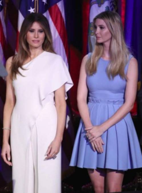 A pesar de la aparente relación cordial que ambas mujeres comparten, la figura sin precedentes y no oficial de 'primera hija' que ocupa Ivanka molesta a Melania, argumenta Bennett, ya que en ocasiones se siente relegada a un segundo plano y ha causado algo de drama en el seno familiar.