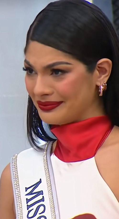 La nicaragüense, al momento de dar su crítica, se puso en pie y le aplaudió al joven Gary, diciéndole que la transportó hasta su tierra natal.