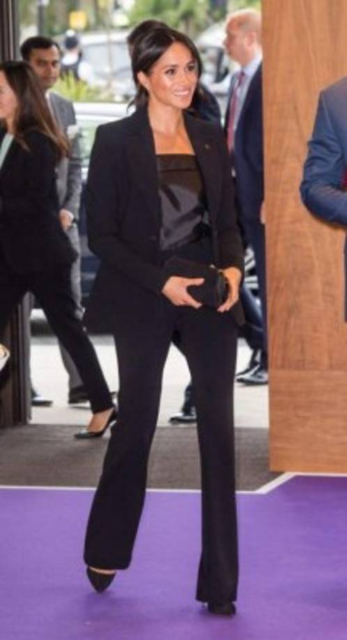 El uso de colores oscuros como el negro (como los que usó en los WellChild Awards en el Royal Lancaster Hotel, Londres el pasado 04 de septiembre) también ayudó a ocultar la silueta de una mujer embarazada de Meghan.<br/>