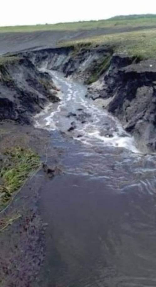 Blanco afirmó que este fenómeno ocurre cuando las capas subterráneas de tierra que se encuentran debajo de la laguna son flexibles, por lo que pueden ceder ante el peso del agua y romperse, abriendo gigantescos socavones que filtran el agua a ríos subterráneos.