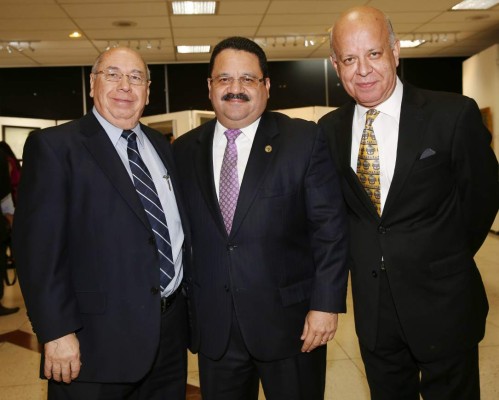 Banco Atlántida reconoce a Miguel Ángel Ruiz Matute