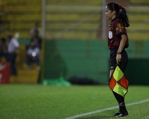 La árbitro hondureña Shirley Perelló vuelve a las canchas