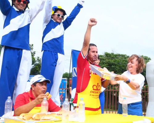 Alfredo Montoya celebra al ganar el concurso de hot dogs. César García a punto de terminar sus alitas. Franklyn Muñoz