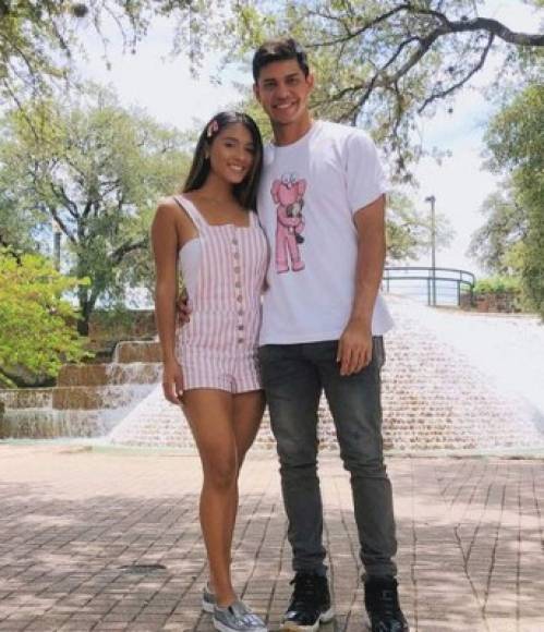 La bella pareja tenía varios años d e noviazgo y ahora son marido y mujer.