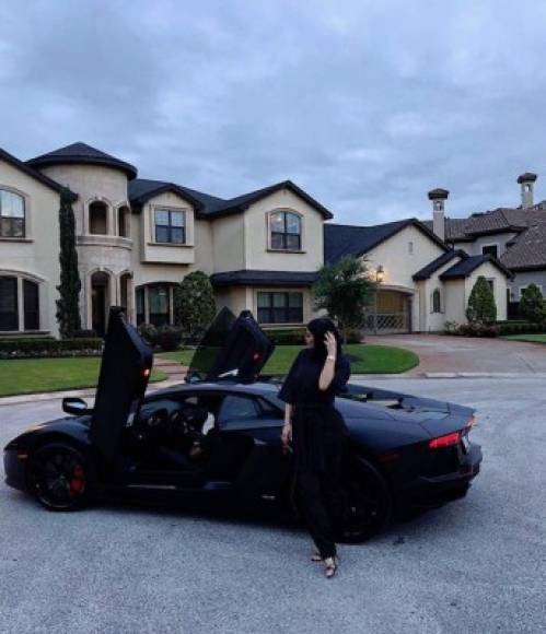 Su pareja, Travis Scott y padre de su hija Stormi, le regaló un Ferrari valorado en 1,5 millones de dólares que la empresaria de cosméticos ha mostrado en varias imágenes de su cuenta de Instagram.