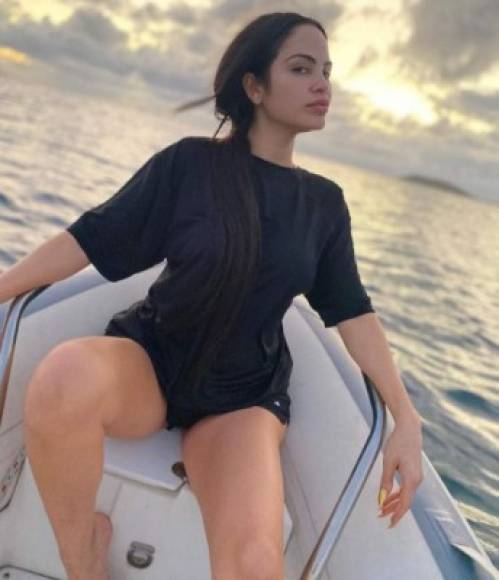 Desde unas semanas atrás la estrella del reggaetón Natti Natasha ha publicado fotos con el mar de telón de fondo.