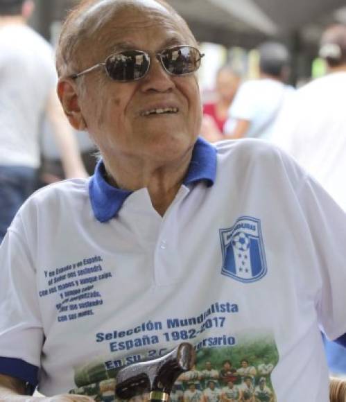 Chelato era originario de La Soledad, El Paraíso, pero desde muy pequeño se trasladó a Tegucigalpa adonde inició su carrera como jugador del Atlético Español. Tras su retiro como futbolista abrazó la carrera como entrenador, se especializó en Argentina.