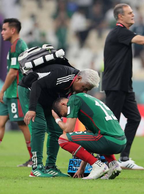 Héctor Moreno es consolado por un miembro del staff técnico de la selección mexicana.