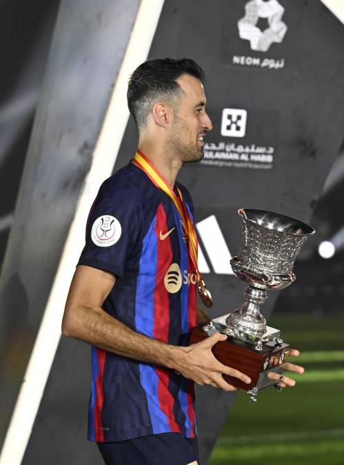 El capitán culé Sergio Busquets recibió el trofeo de campeón de la Supercopa de España.