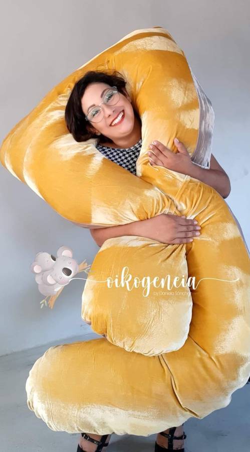 La emprendedora con uno de sus diseños.