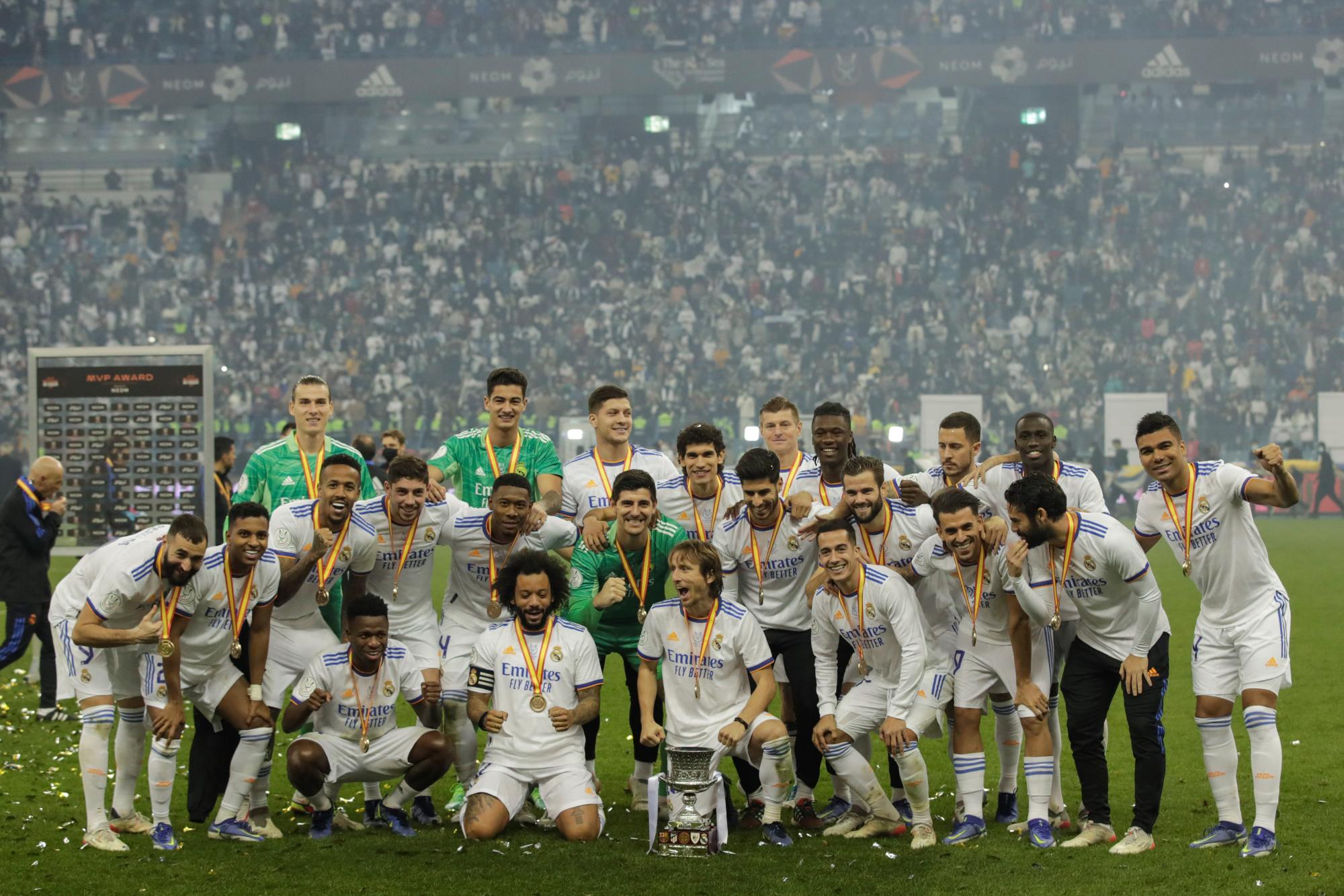 La plantilla del Real Madrid posando con la Copa obtenida.