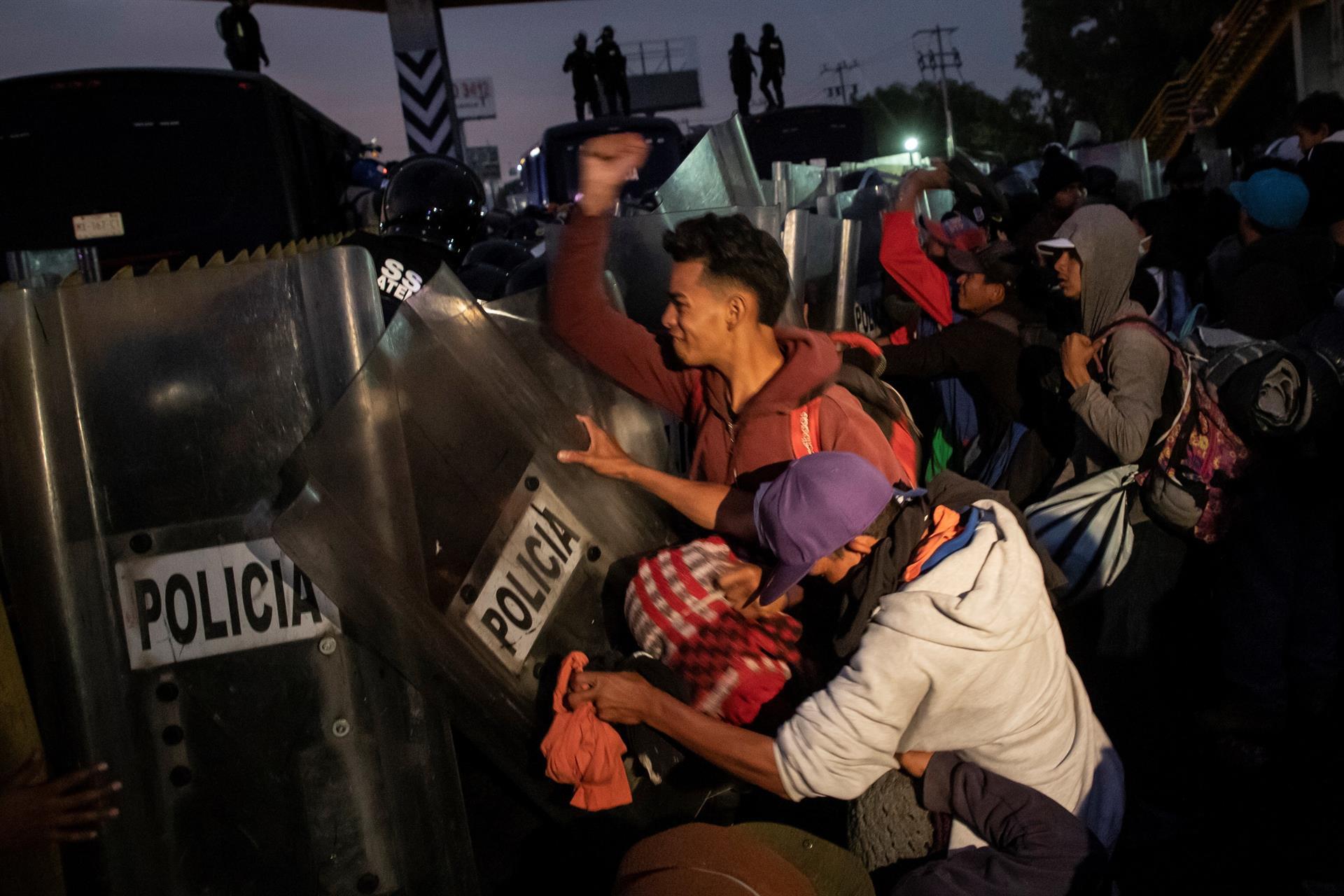Los migrantes se enfrentaron a la policía a su llegada a la Ciudad de México.
