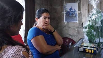 Parientes lamentan las muertes de los jóvenes migrantes.