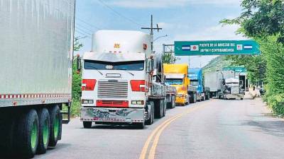 <b><span class=mln_uppercase_mln>Frontera.</span></b> Extensas filas de transporte pesado desde El Salvador esperan hasta horas para ingresar al recinto aduanero de Honduras.