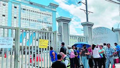 Varios docentes esperaban ayer afuera del Inprema.