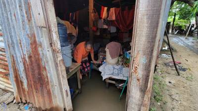 Doña María de los Santos Maldonado (73 años) vive en el bordo de la Flor de Cuba con su hijo invidente y pide ayuda porque su casa se inundó.