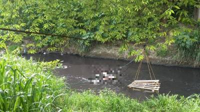 El occiso vestía una camiseta sin mangas color negro, un jean negro y no portaba zapatos.