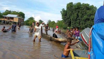 En los municipios de Villeda Morales y Puerto Lempira, los pobladores se ven obligados a vivir con el agua bajo sus casas debido a las lluvias.