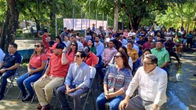 Unos 60 funcionarios del Gobierno llegaron ayer a Crawfish Rock, Islas de la Bahía