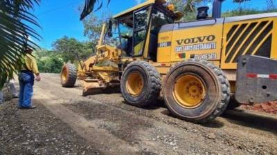 Maquinaría efectúa trabajos de asafaltado en la provincia de Guanacaste.