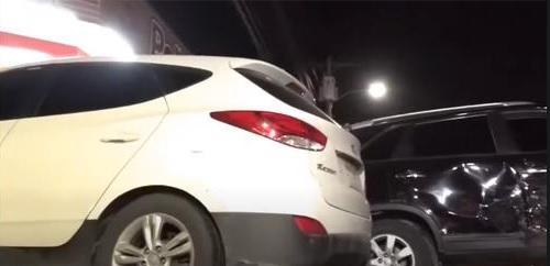 Kevin Álvarez se transportaba en una camioneta negra marca KIA y sufrió daños en el costado derecho.