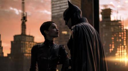 Zoe Kravitz como Catwoman y Robert Pattinson como Batman.