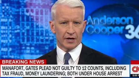El presentador Anderson Cooper dando una noticia de última hora.