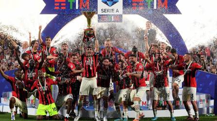 Jugadores del AC Milan celebrando su victoria en Sassuolo y la conquista del título de la Serie A.