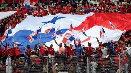 Aficionados panameños animando a su selección en un partido de las eliminatorias de Concacaf para el Mundial de Qatar 2022.