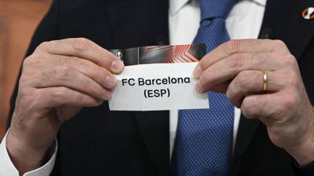 El nombre del Barcelona saliendo en el sorteo de cuartos de final de la Europa League.
