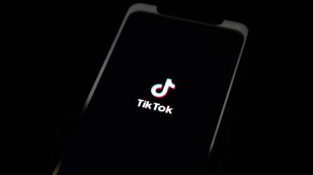 El logo de TikTok en un teléfono inteligente.