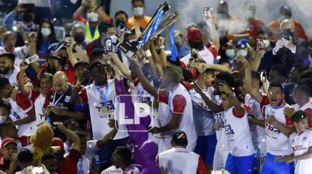 Los jugadores del Olimpia celebrando con la Copa de campeón del Torneo Apertura 2021.