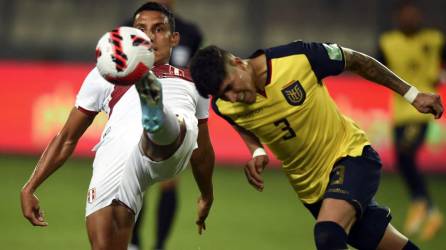 El peruano Alex Valera y el ecuatoriano Piero Hincapié disputando el balón en un lance del partido.
