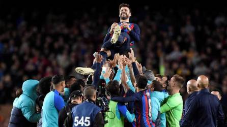 Jugadores del Barcelona mantean a Gerard Piqué quien se despidió del Camp Nou como jugador azulgrana.