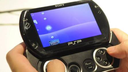 Un asistente a la feria del videojuego E3 disfruta con el nuevo videojuego consola portátil PSP Go de la Sony.