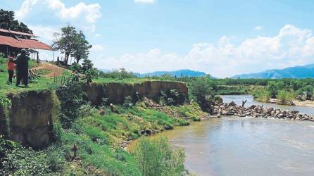 El puente del canal Maya está siendo reparado porque desde 2020 una de las vías se dañó al ser arrastrados grandes árboles y piedras.