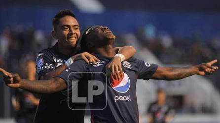 Carlos ‘Zapatilla‘ Mejía festejando su primer gol con el Motagua.