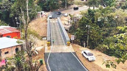 Gobiernos de honduras y Guatemala instalaron un puente bailey.