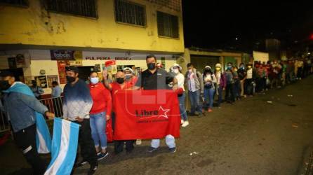 Las filas son interminables a inmediaciones del capitalino estadio Nacional Tiburcio Carías Andino. El motivo, la asunción de Xiomara Castro como presidenta de Honduras.
