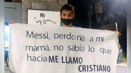 El niño argentino apareció en Ezeiza con esta pancarta pidiendo perdón a Messi por llamarse Cristiano.